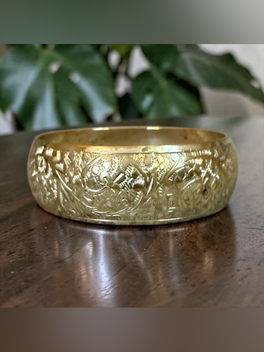 🩶Vintage Brass Wide Bangle with an Intricate Etched Floral/Foliate Design/GC🩶